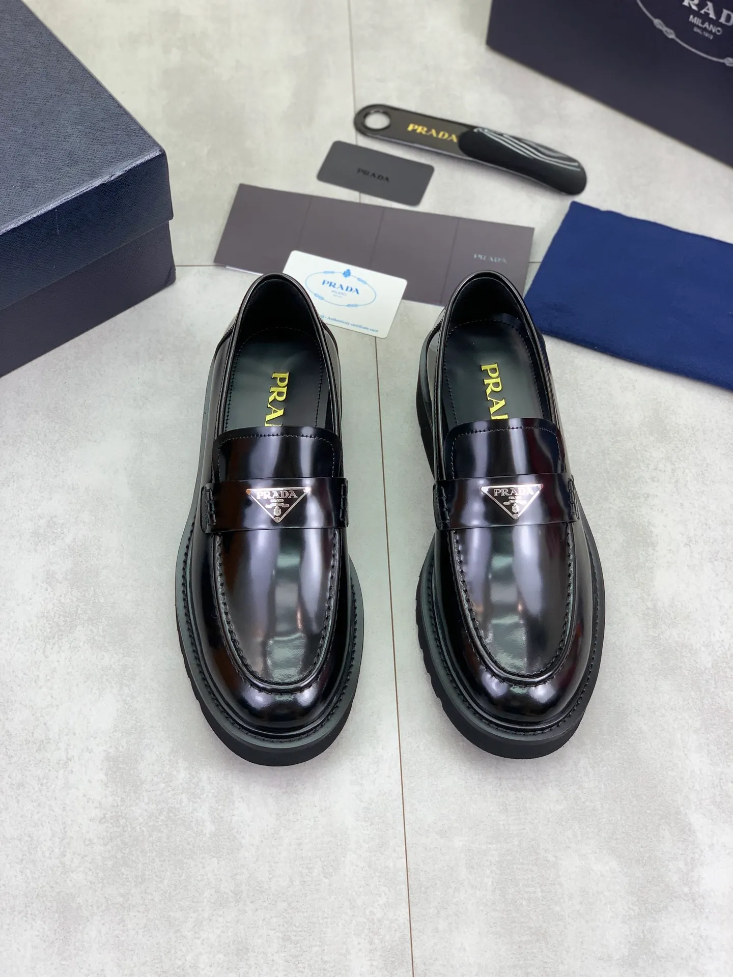 Factory price P880💰Original quality, top version🔱 ＰＲＡＤＡPrada. Men’s business casual leather shoes, top quality products. 1:1 shipment⬆️Luxurious and noble👞All imported original color-brushed edge beads, just to create a more comfortable wearing experience. Upper: Original comfortable open-edge bead rubbed color calfskin➕Top imported water-dyed full cow lining, original high-end lightweight and comfortable TPU foam combination bottom✔️Code number: 39-44 (38 45) 46 47 can be customized)